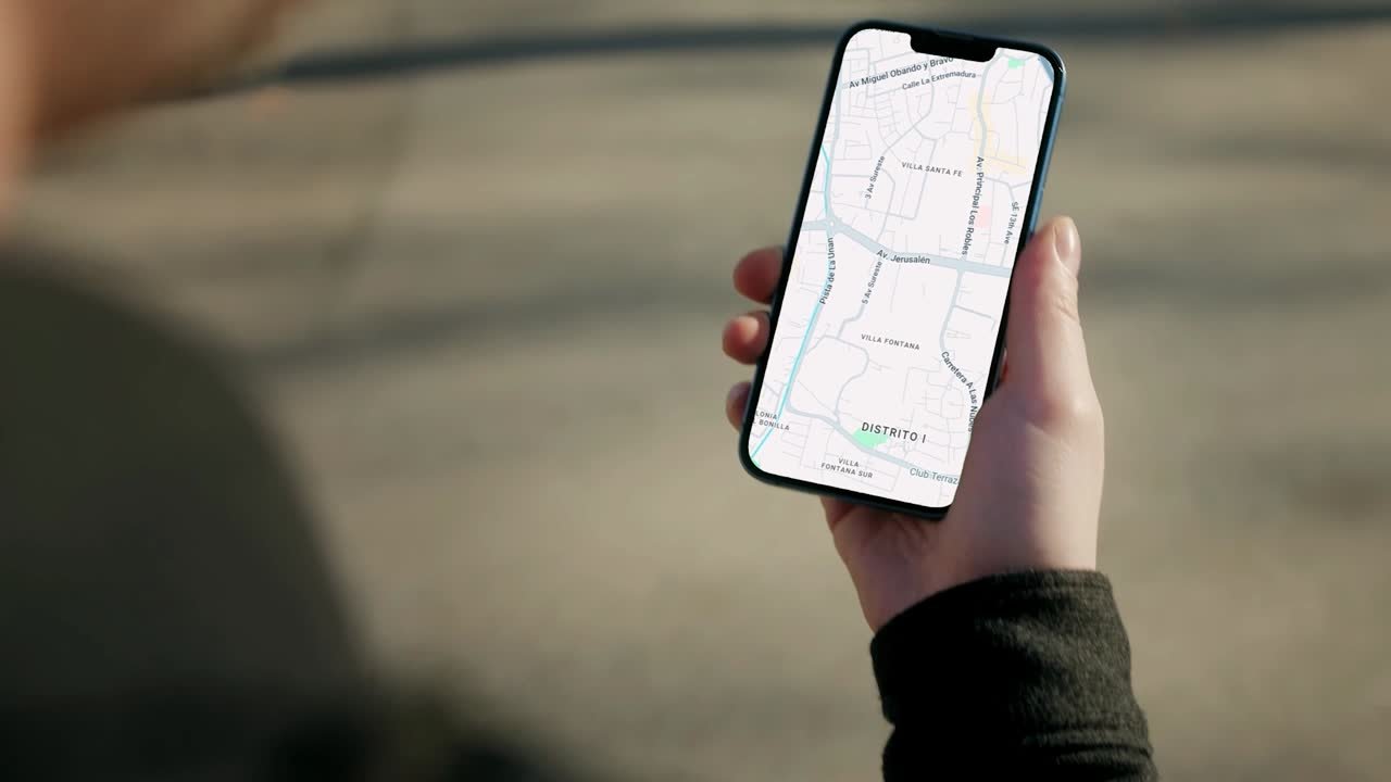 Mano sosteniendo un teléfono con un mapa de ubicación