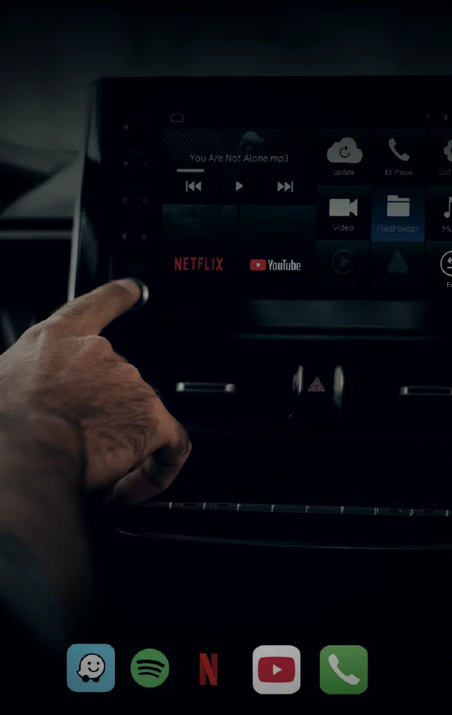 Mano tocando la pantalla multimedia de un vehículo