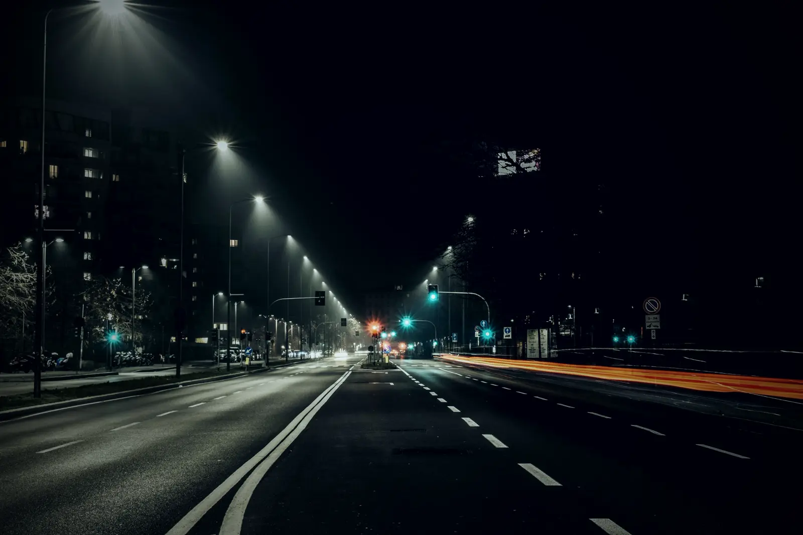 Avenida urbana de noche