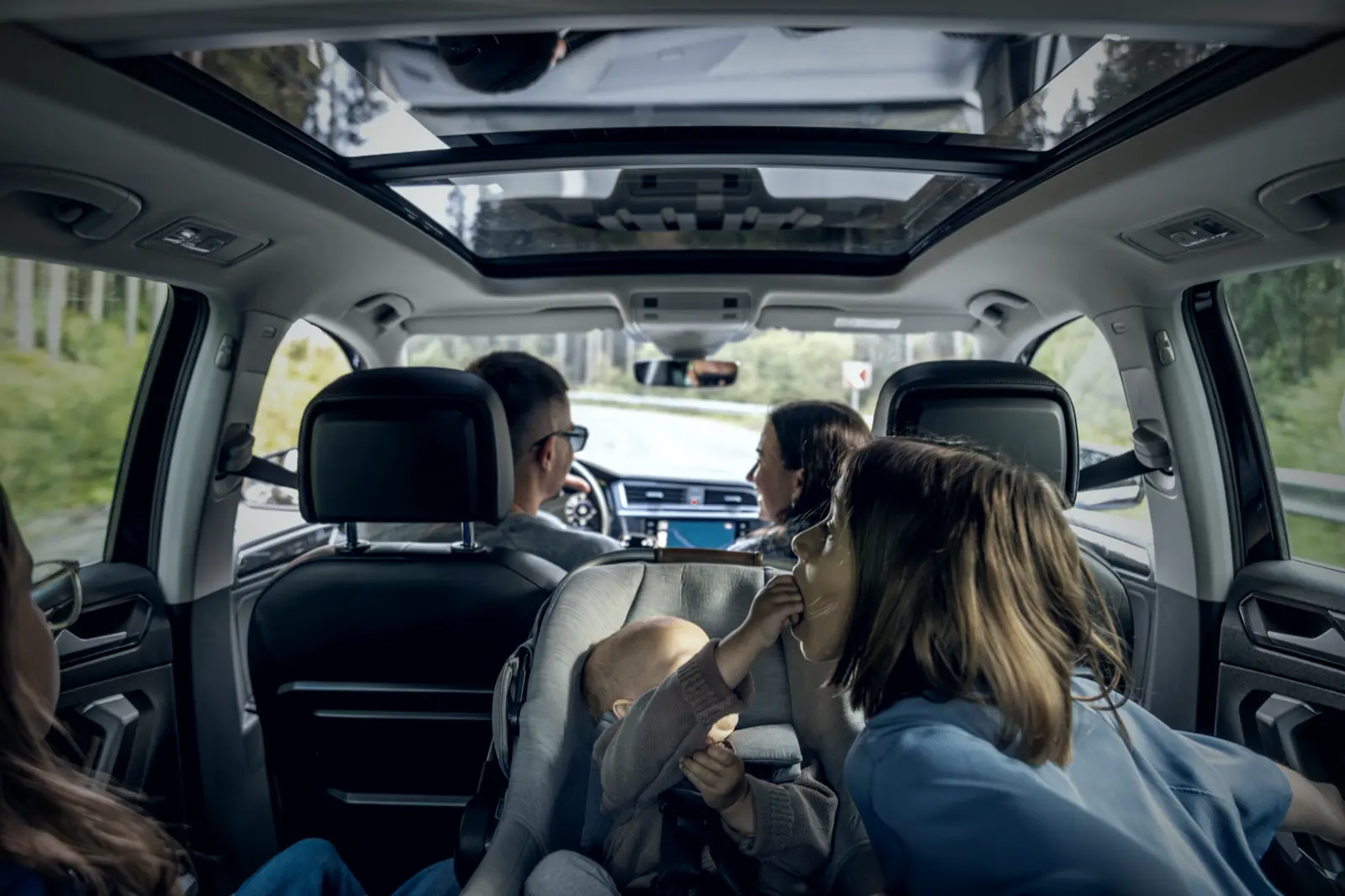 Familia viajando en su vehículo