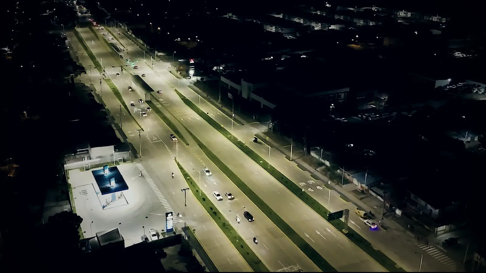 Vista aérea nocturna de una avenida en Managua