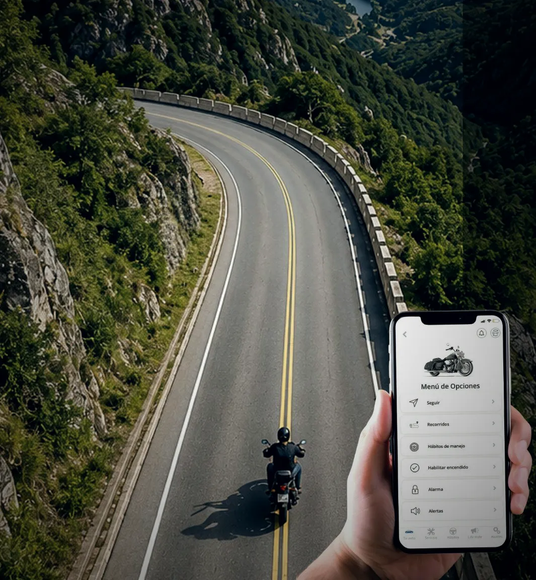 Motocicleta en una carretera de montaña y teléfono con la app