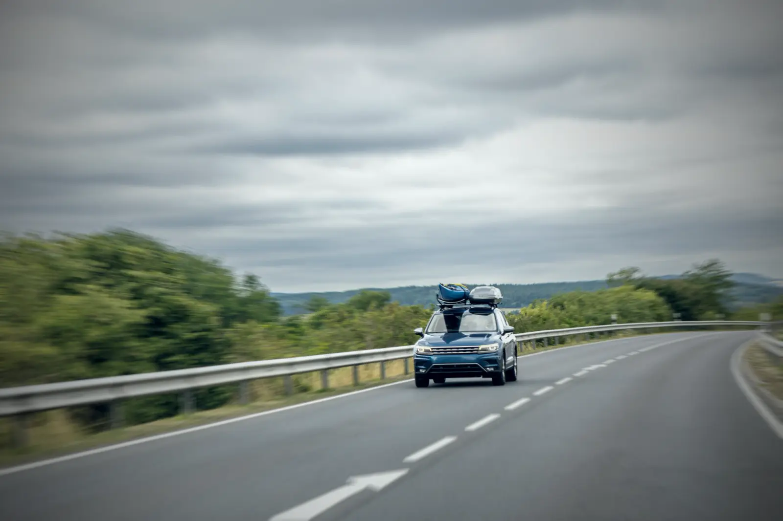 Vehículo familiar en carretera